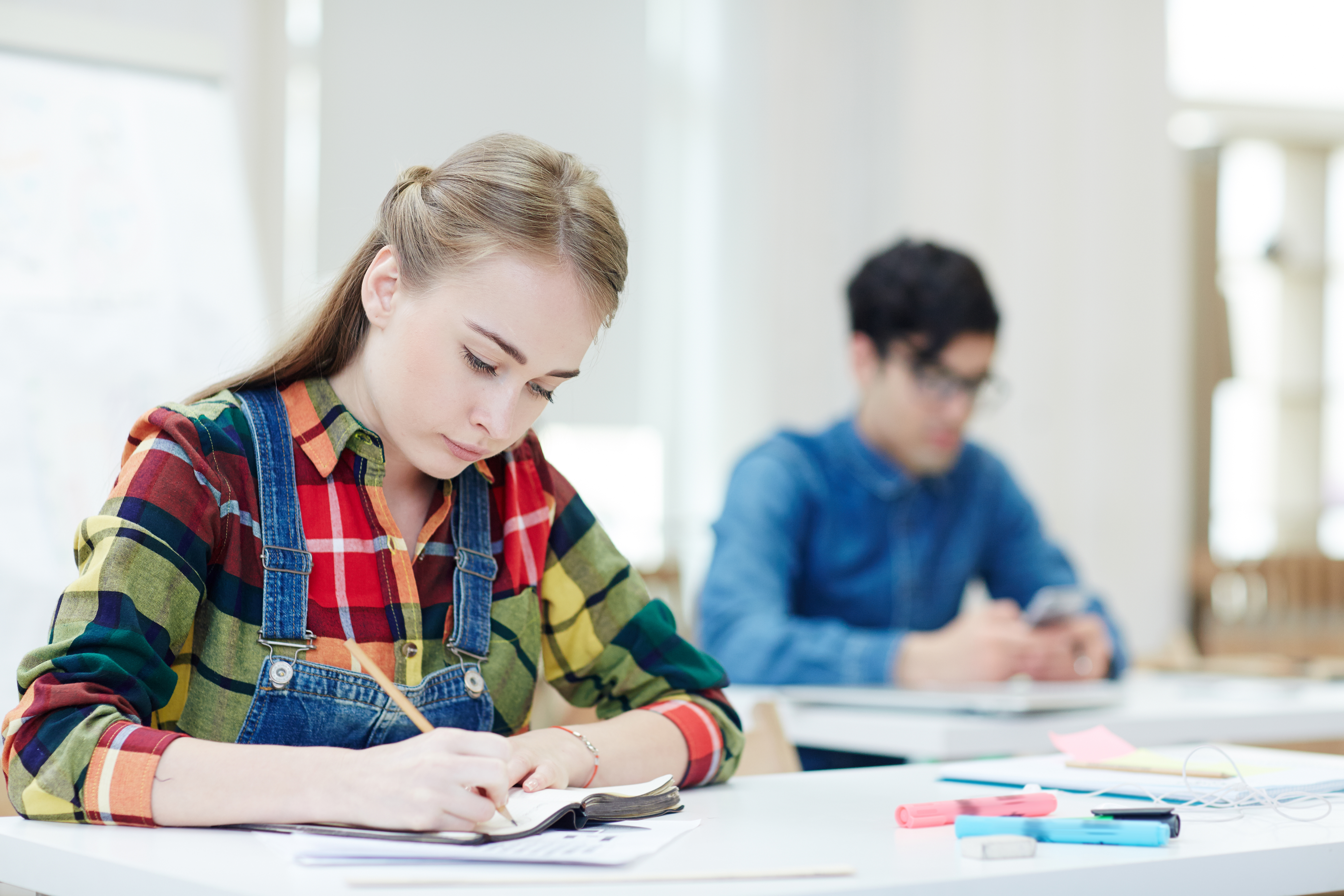 Mädchen schreibt eine Klassenarbeit