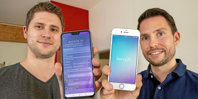 Michael und Kai mit Handy